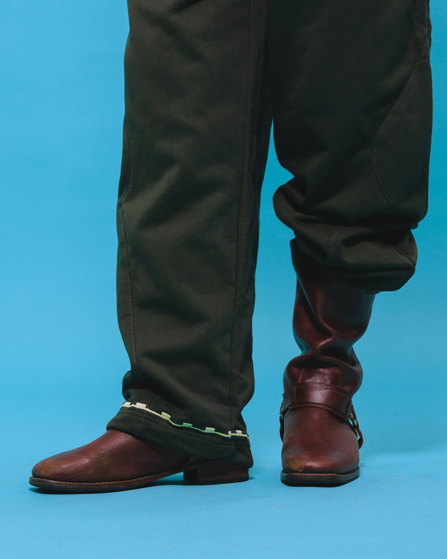 R’MILI „Pants AMAZIGH“ Jogginghose Grün Khaki/Gold