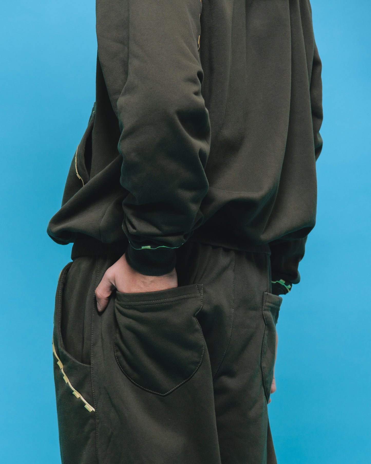 R’MILI „Pants AMAZIGH“ Jogginghose Grün Khaki/Gold